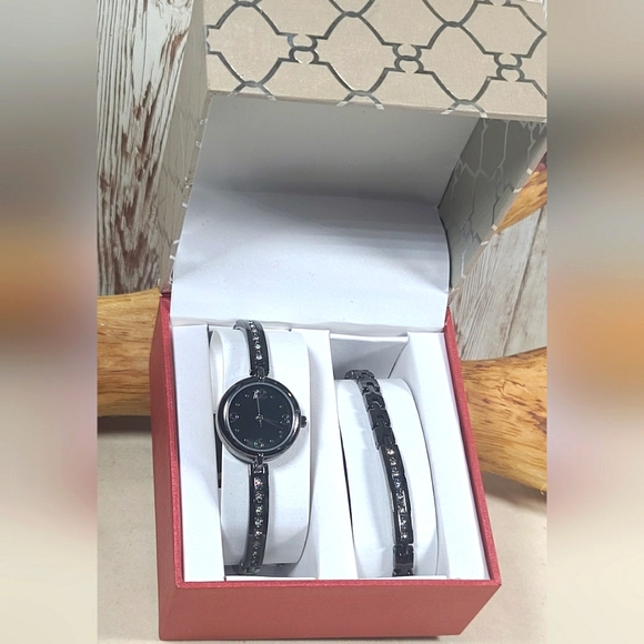 FMD Women's Watch with matching bracelet. NEW in box. - Picture 8 of 9
